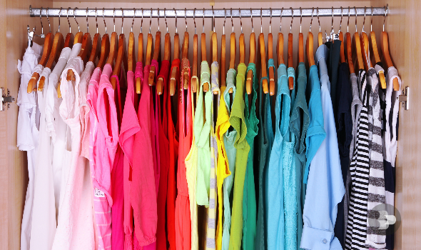 guarda-roupa organizado por cores