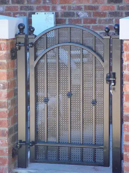 portão de ferro pequeno lateral