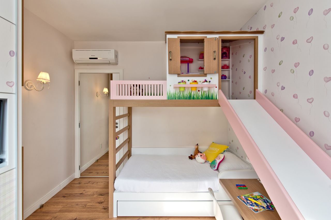 quarto feminino infantil com cama com escorregador