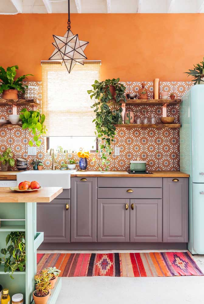 azulejos estampados na parede de cozinha