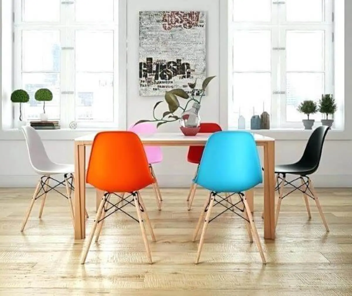 cadeiras coloridas de mesmo modelo