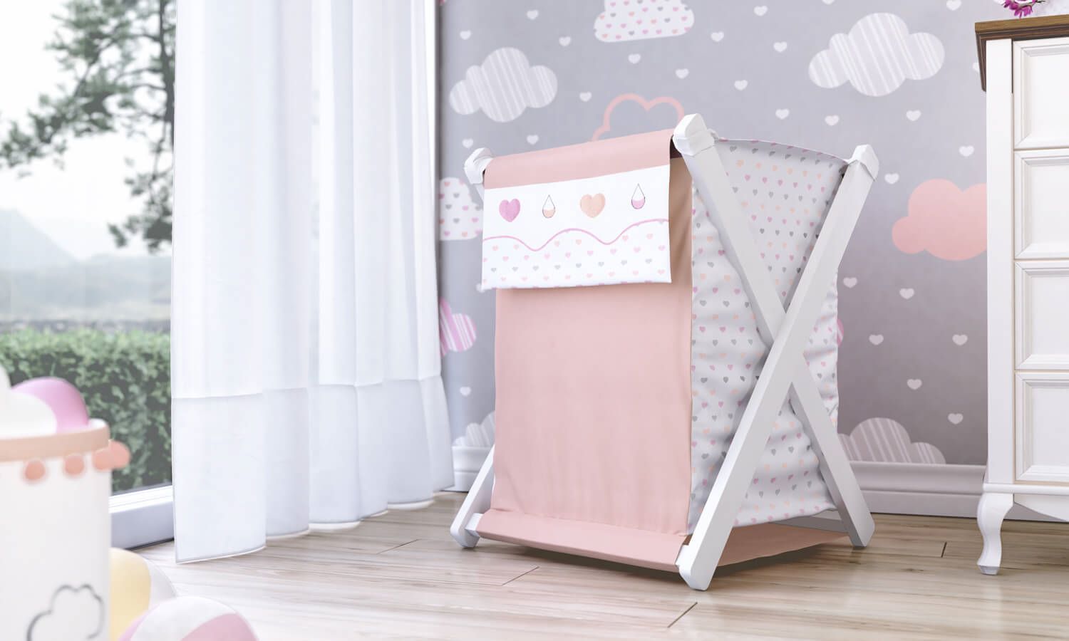 cesto de roupas sujas em quarto de bebê