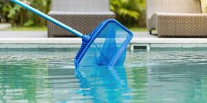 Como limpar sua piscina; leia com atenção o passo a passo e evite os erros mais comuns