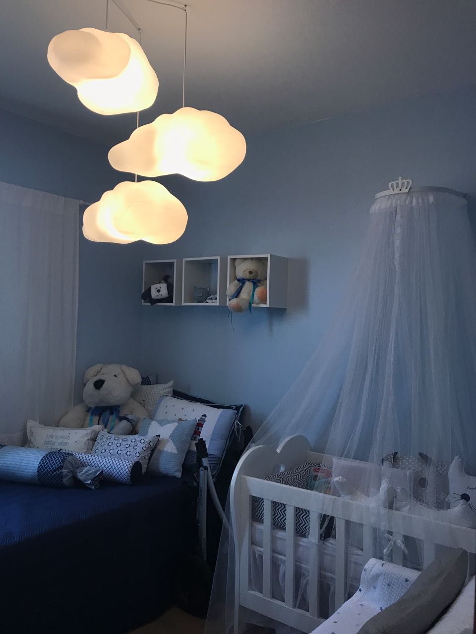 luminária em quarto de bebê