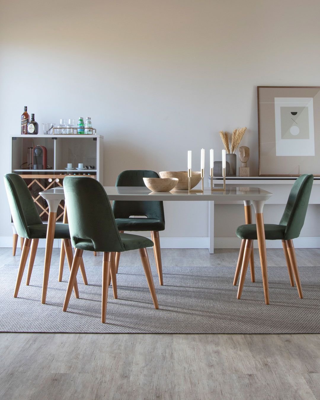 mesa e cadeiras combinando em sala de jantar