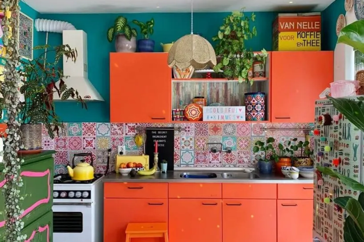 móveis coloridos em cozinha