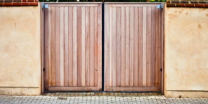 portão de madeira simples