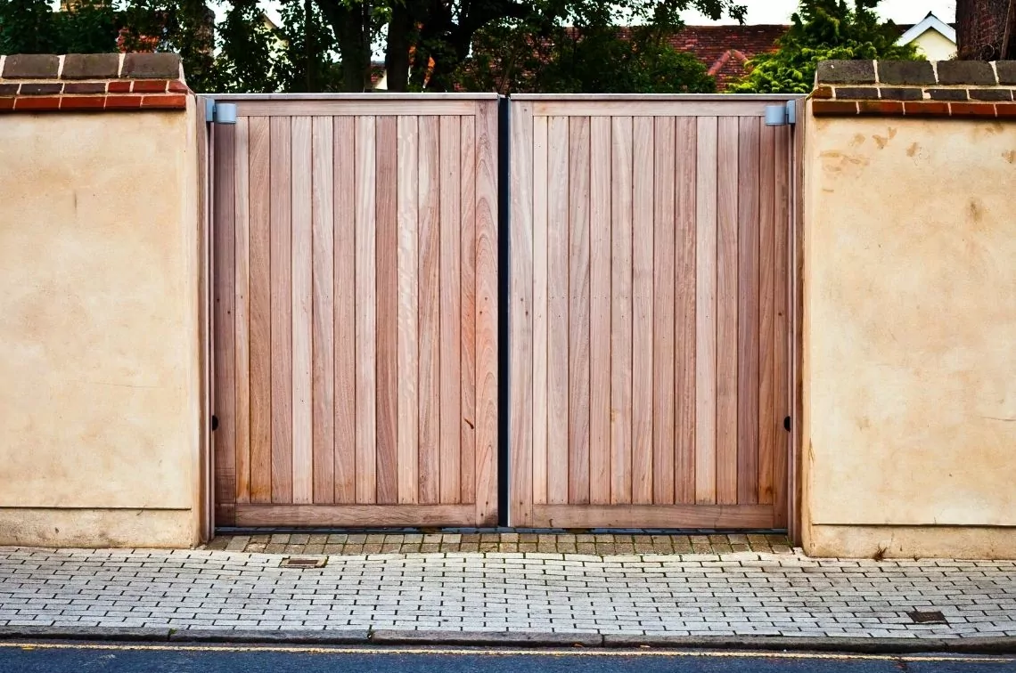 portão de madeira simples