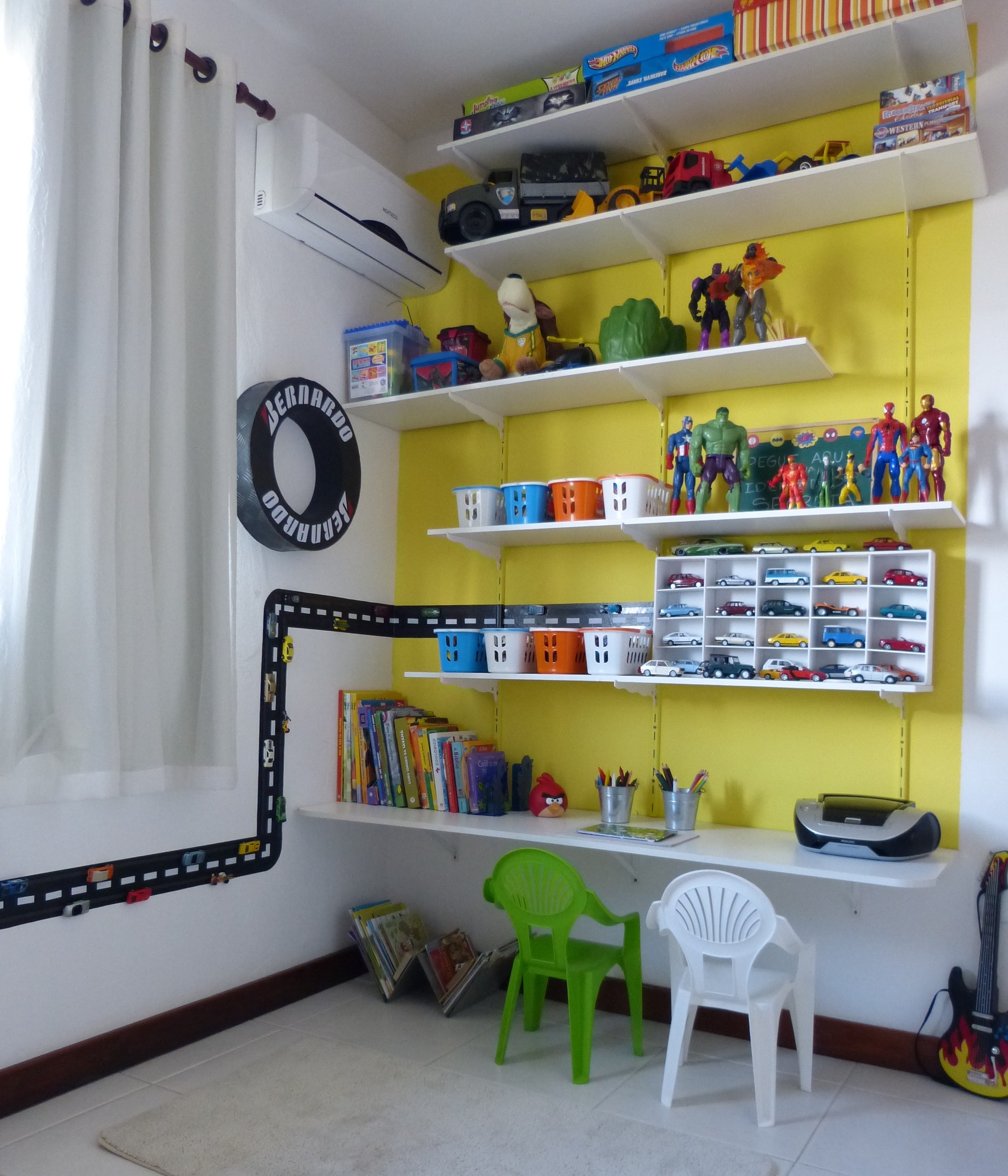 quarto infantil menino com prateleiras