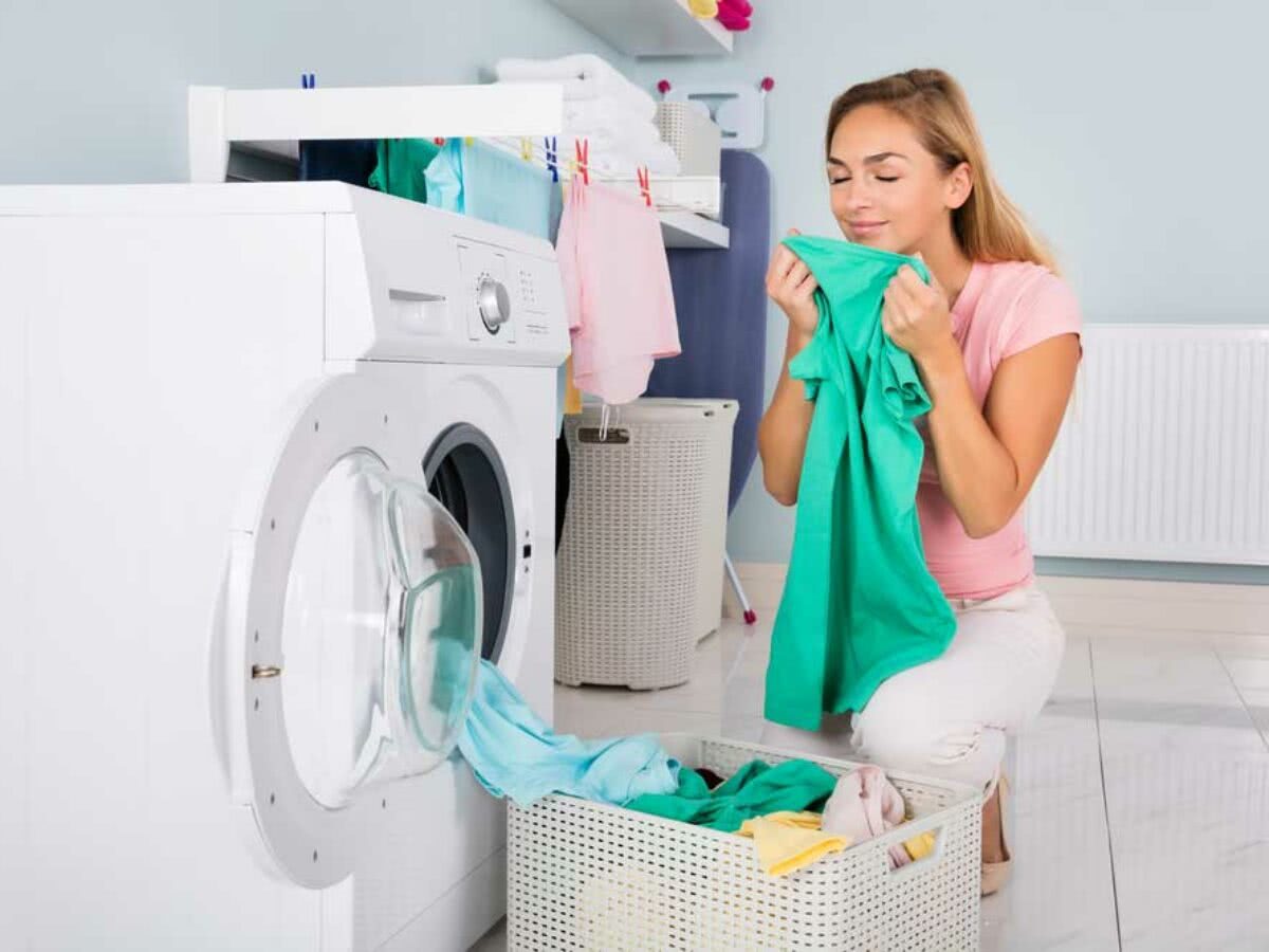 roupas em máquina de lavar