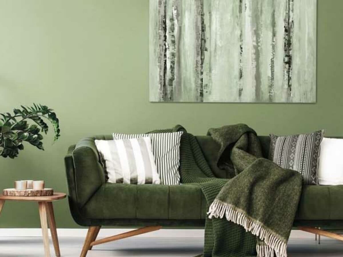 sofá e parede verde em decoração