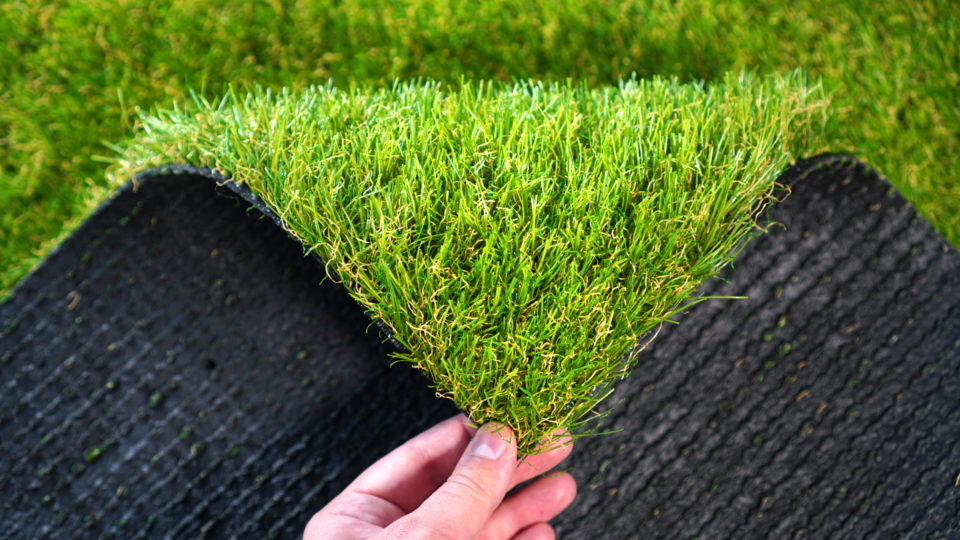 Esses detalhes te ajudam a decidir o tipo de grama sintética IDEAL para seu jardim