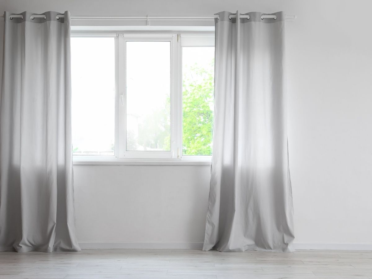 Usar tapete e cortina no tamanho errado