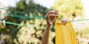 Como estender roupas no varal; o jeito DEFINITIVO e CERTEIRO para não danificar suas peças