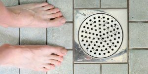 Ralo do banheiro entupido: 5 truques caseiros rápidos para resolver esse problema