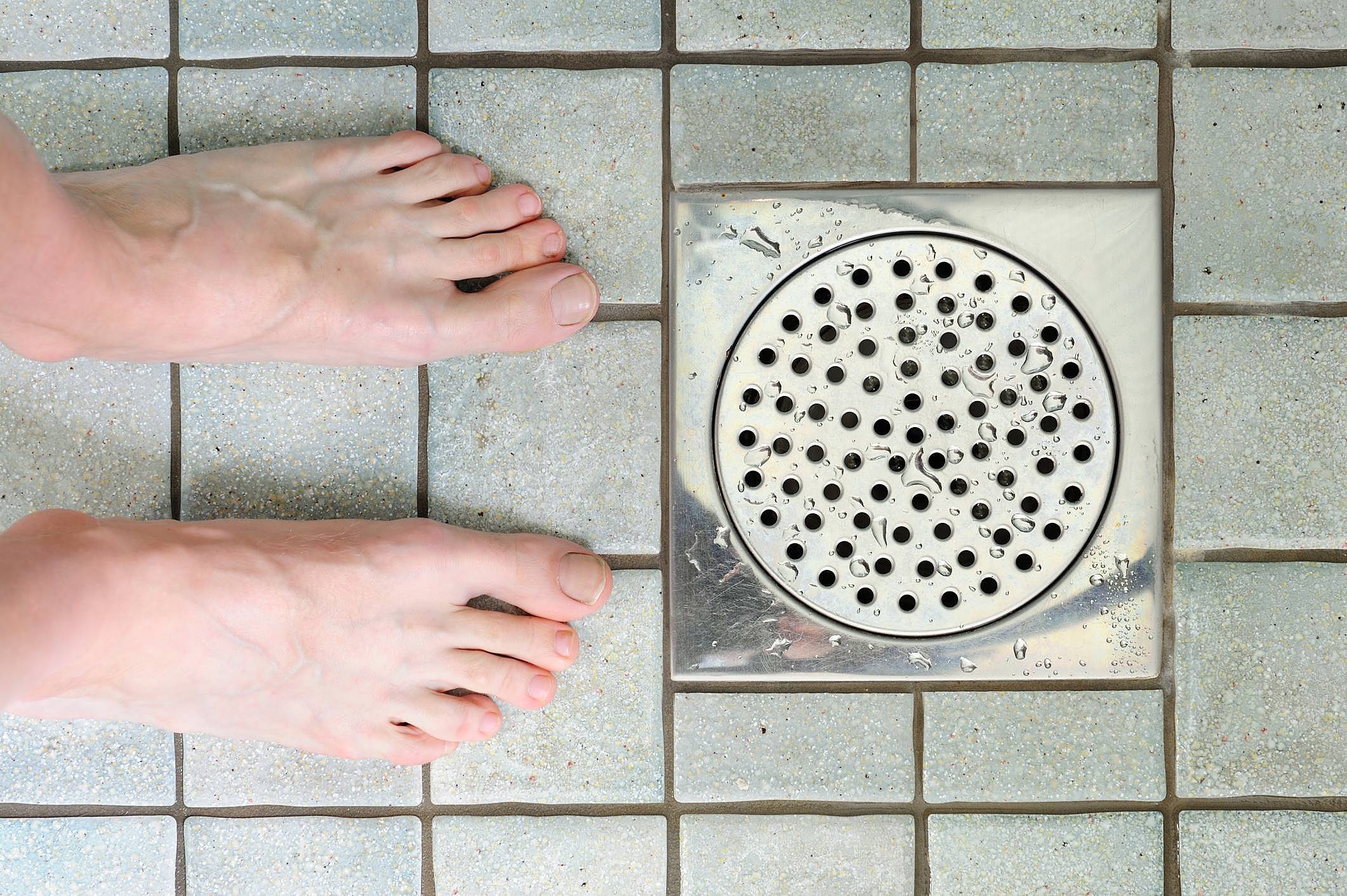 Ralo do banheiro entupido: 5 truques caseiros rápidos para resolver esse problema