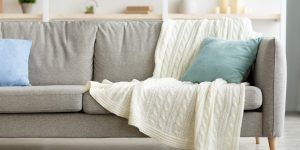 5 maneiras CHARMOSAS para você usar mantas no sofá; inspire-se com essas ideias