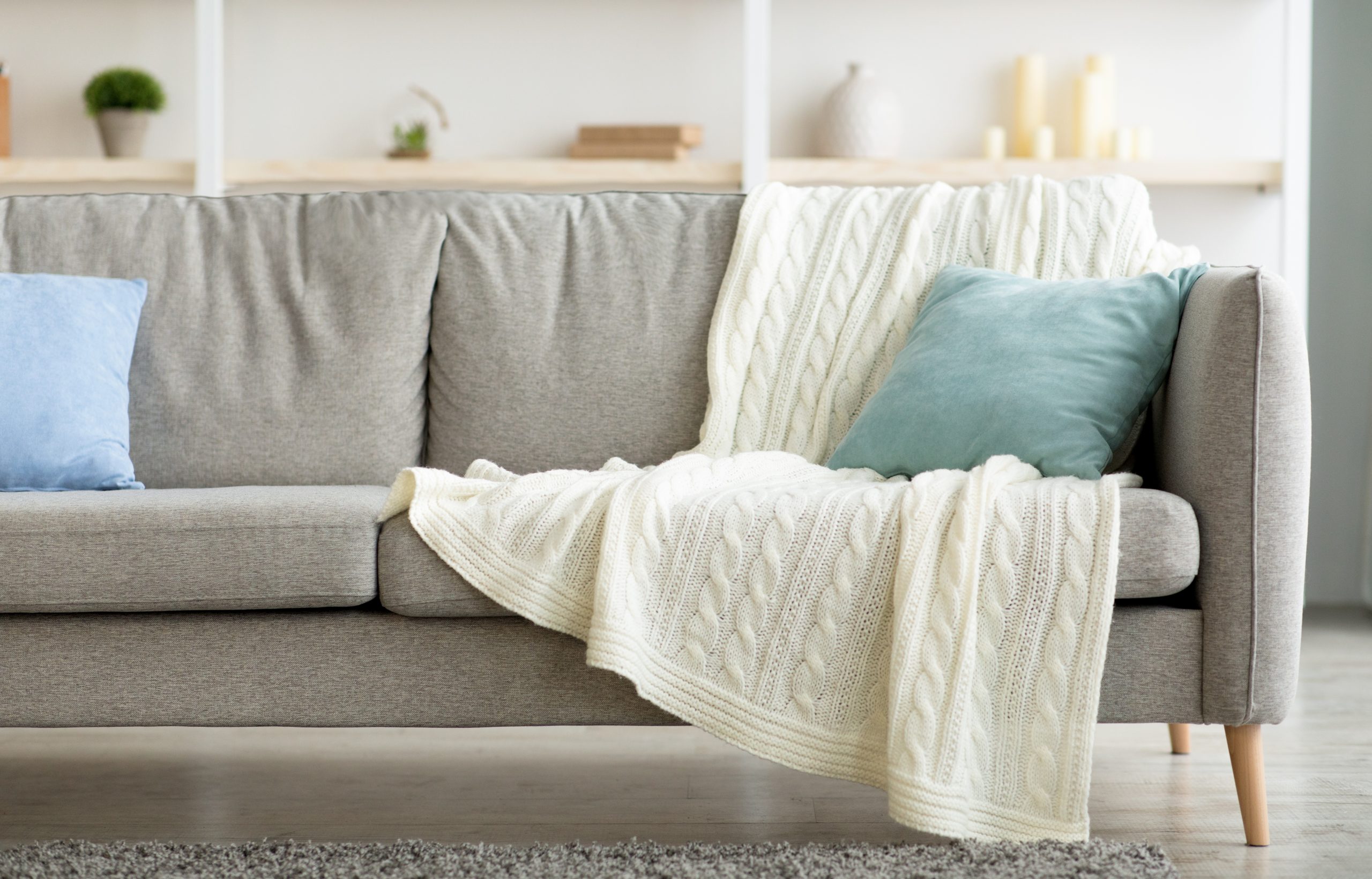 5 maneiras CHARMOSAS para você usar mantas no sofá