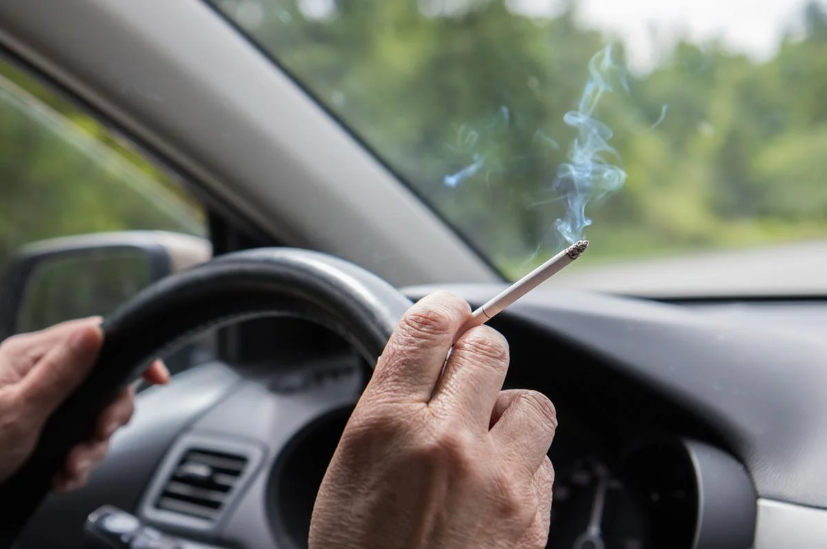 fumante em carro