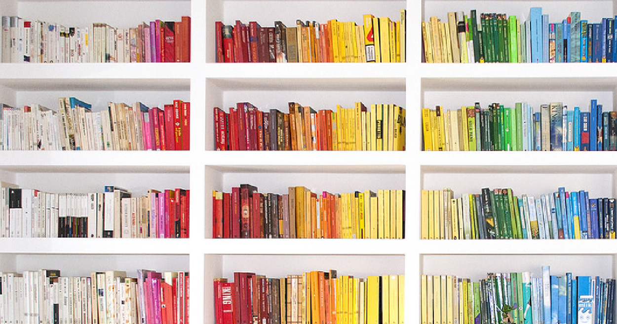 organização de livros por cores