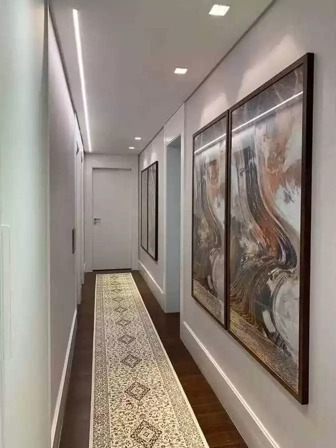 quadros em corredor
