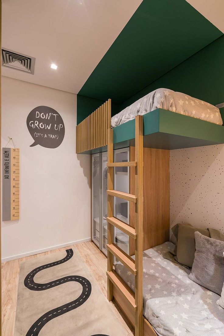 quarto infantil com madeira e tom verde