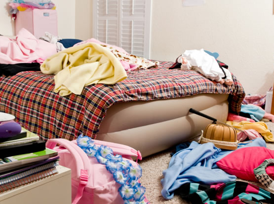 roupas espalhadas pelo quarto