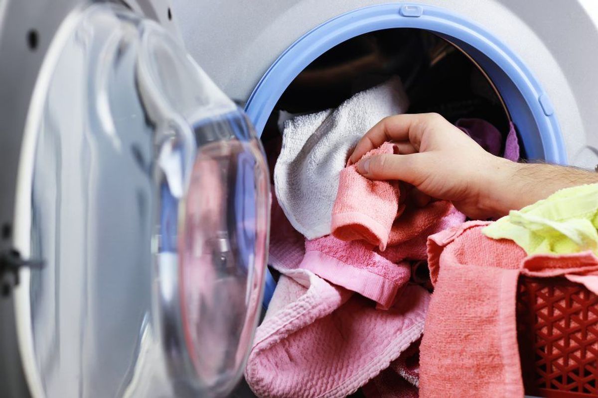 roupas na máquina de lavar
