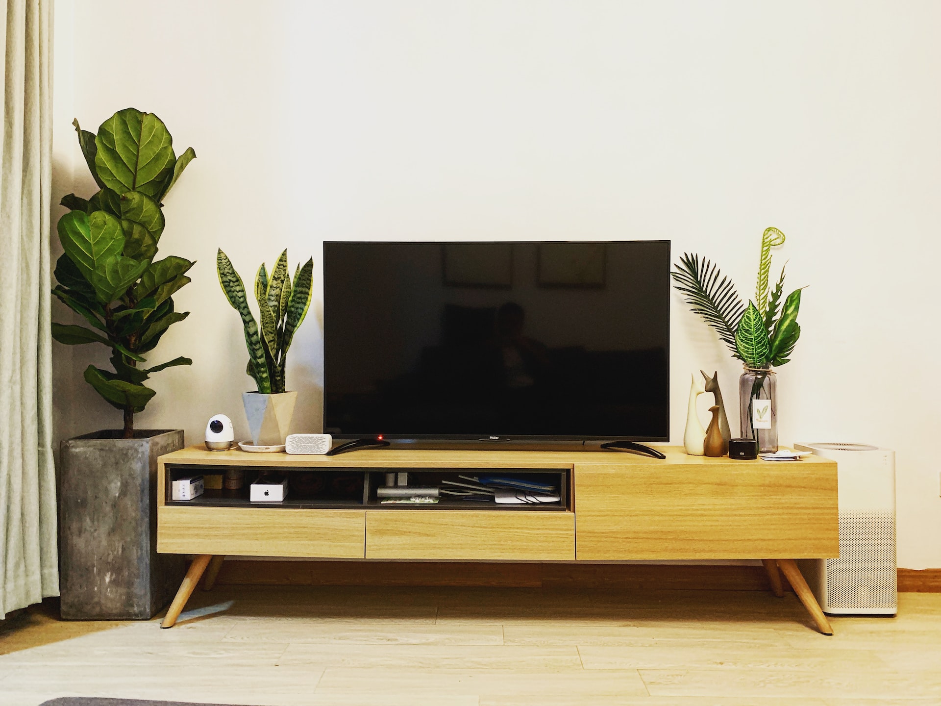 Rack, estante ou painel para TV; descubra aqui qual é a melhor opção para sua casa