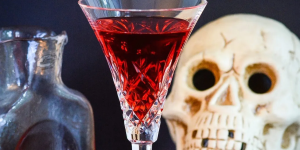 Receita de Drink Drácula para um Halloween divertido, delicioso e fácil demais