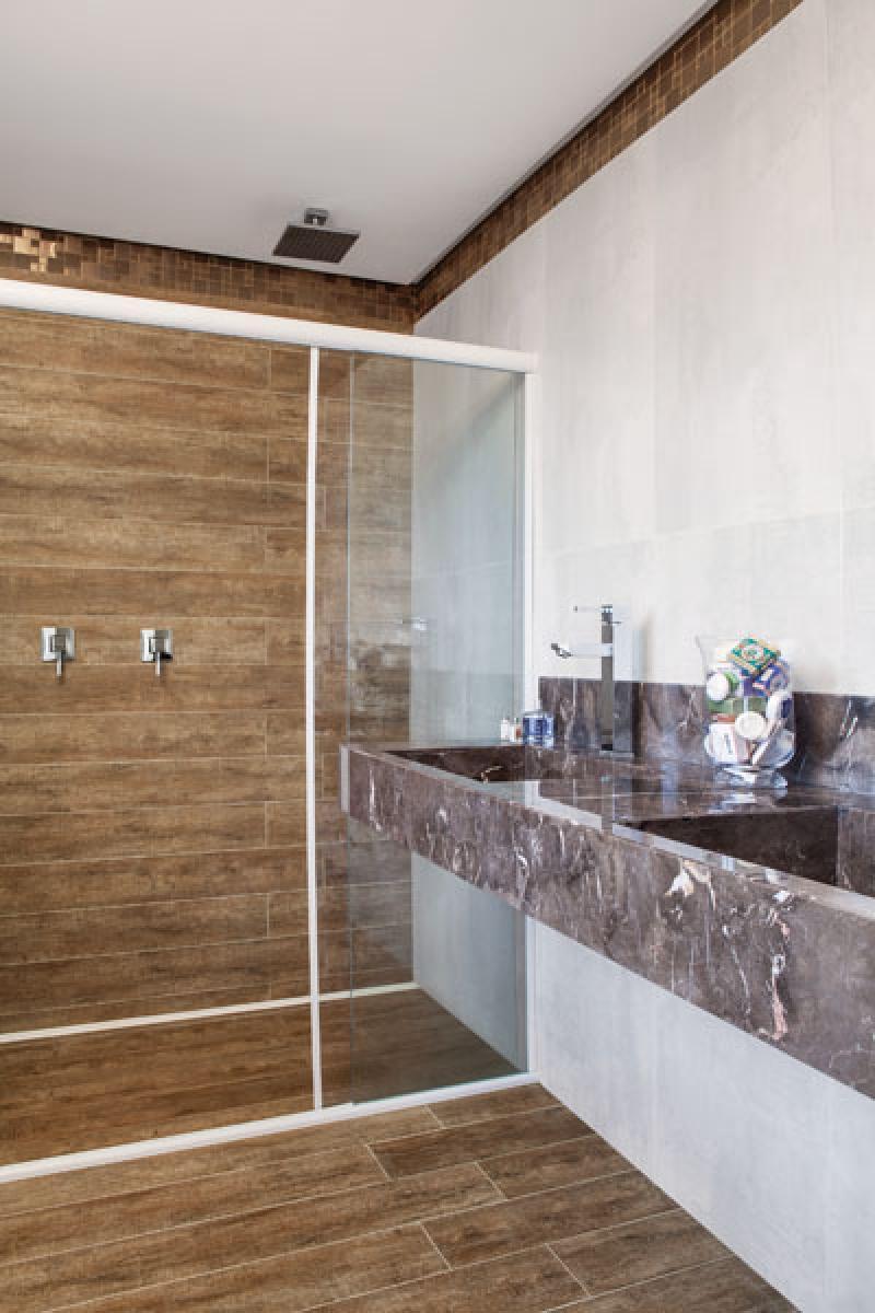 azulejos que imitam madeira no banheiro