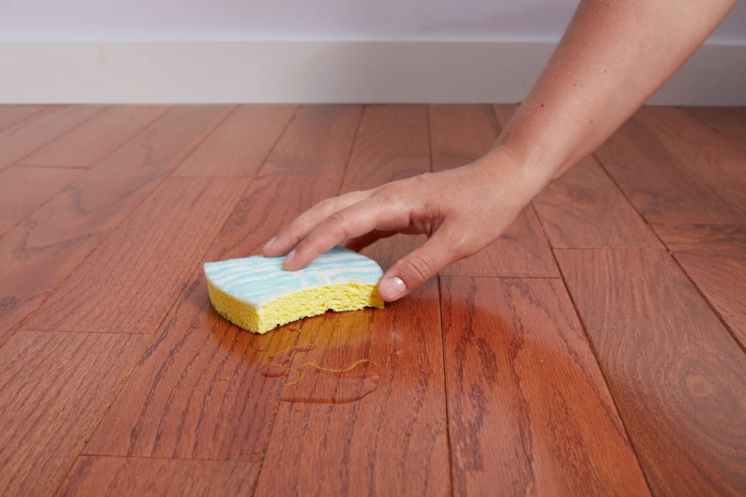 como limpar piso de madeira