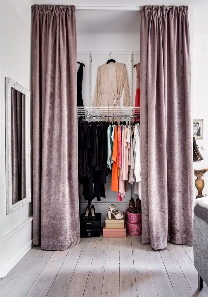 cortina escondendo roupas