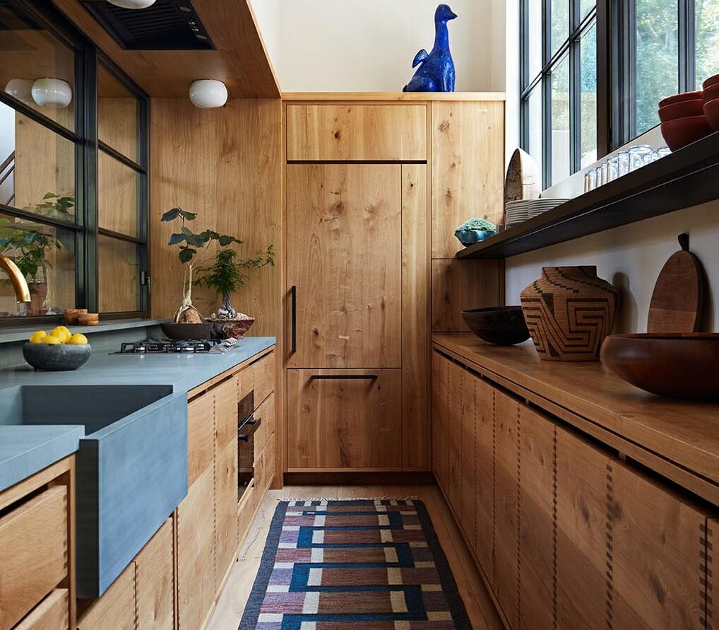 cozinha com móveis em madeira