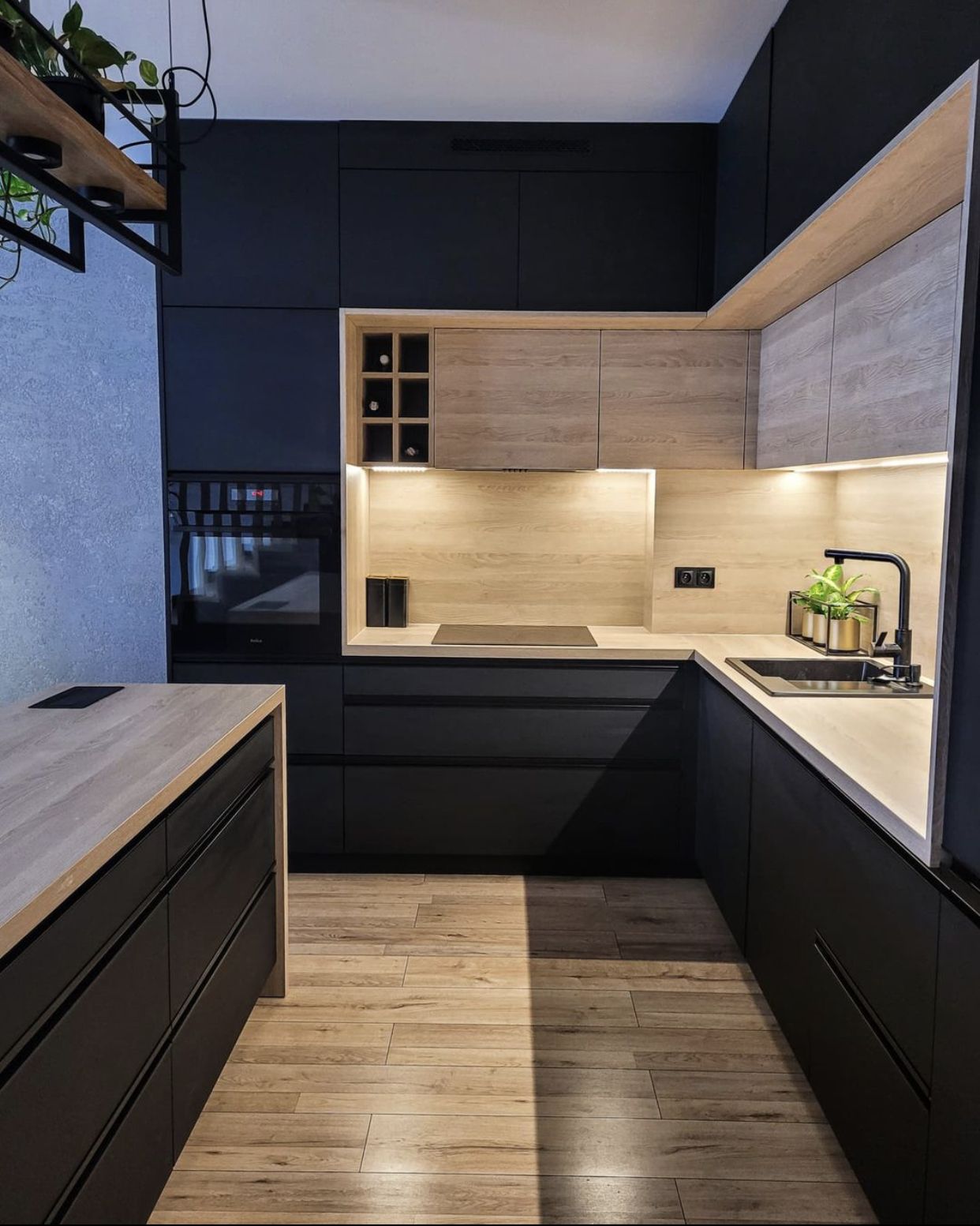 cozinha com móveis escuros e madeira clara
