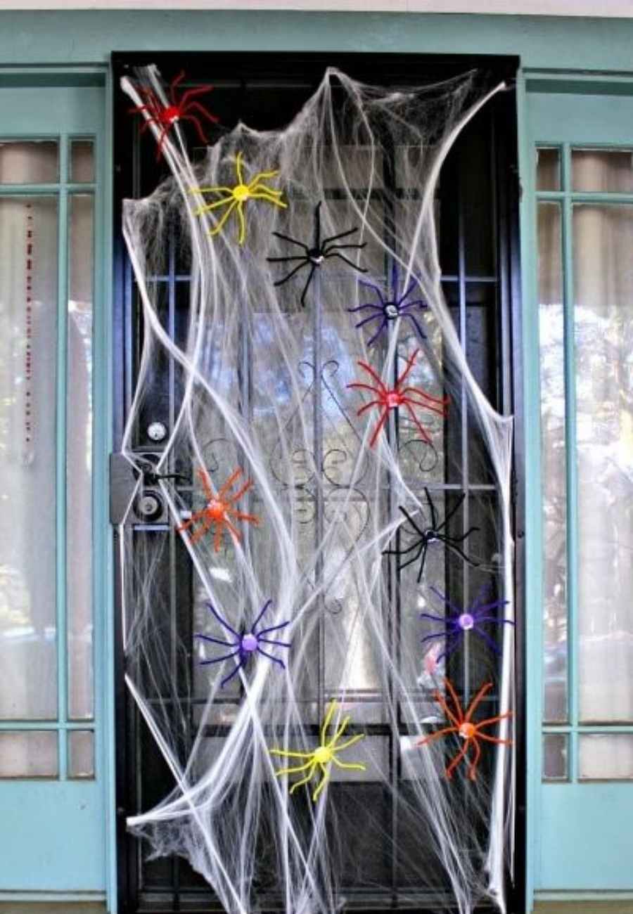 decoração de porta para halloween com aranhas