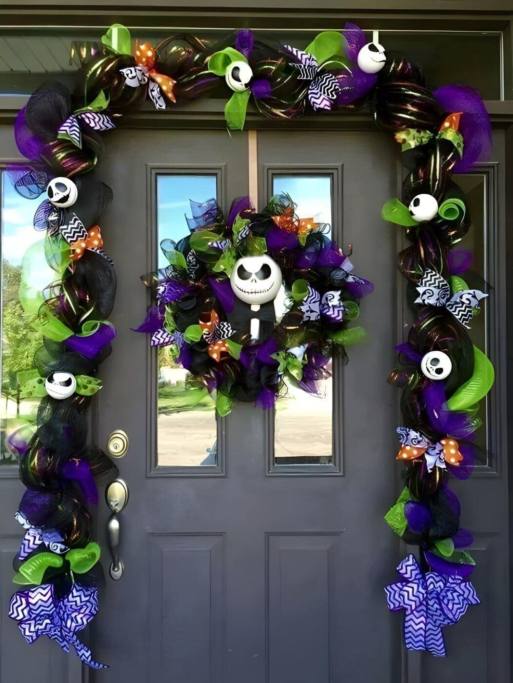 decoração de porta para halloween com guirlanda