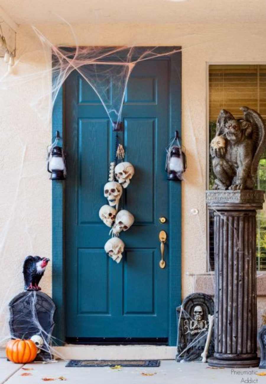 decoração de porta para halloween de caveiras