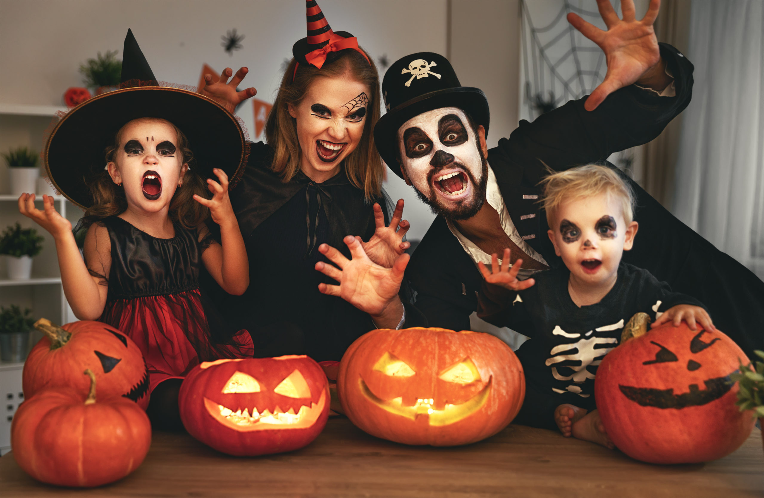 família vestida de halloween