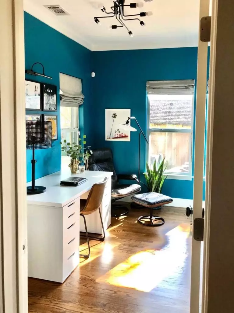 home office com paredes azuis