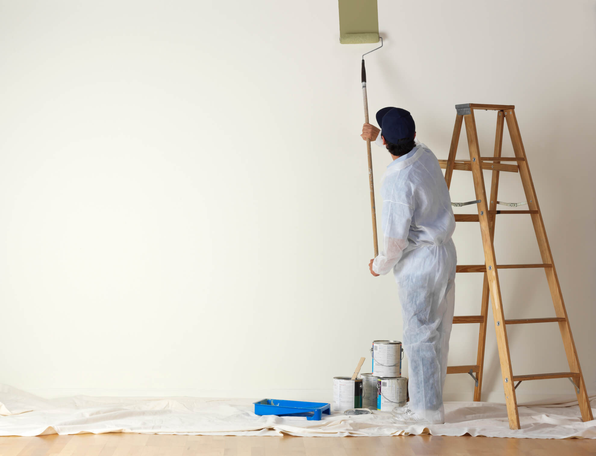 homem pintando parede