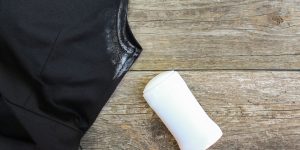 5 técnicas para tirar mancha de desodorante das roupas; jeitinhos práticos, simples e caseiros