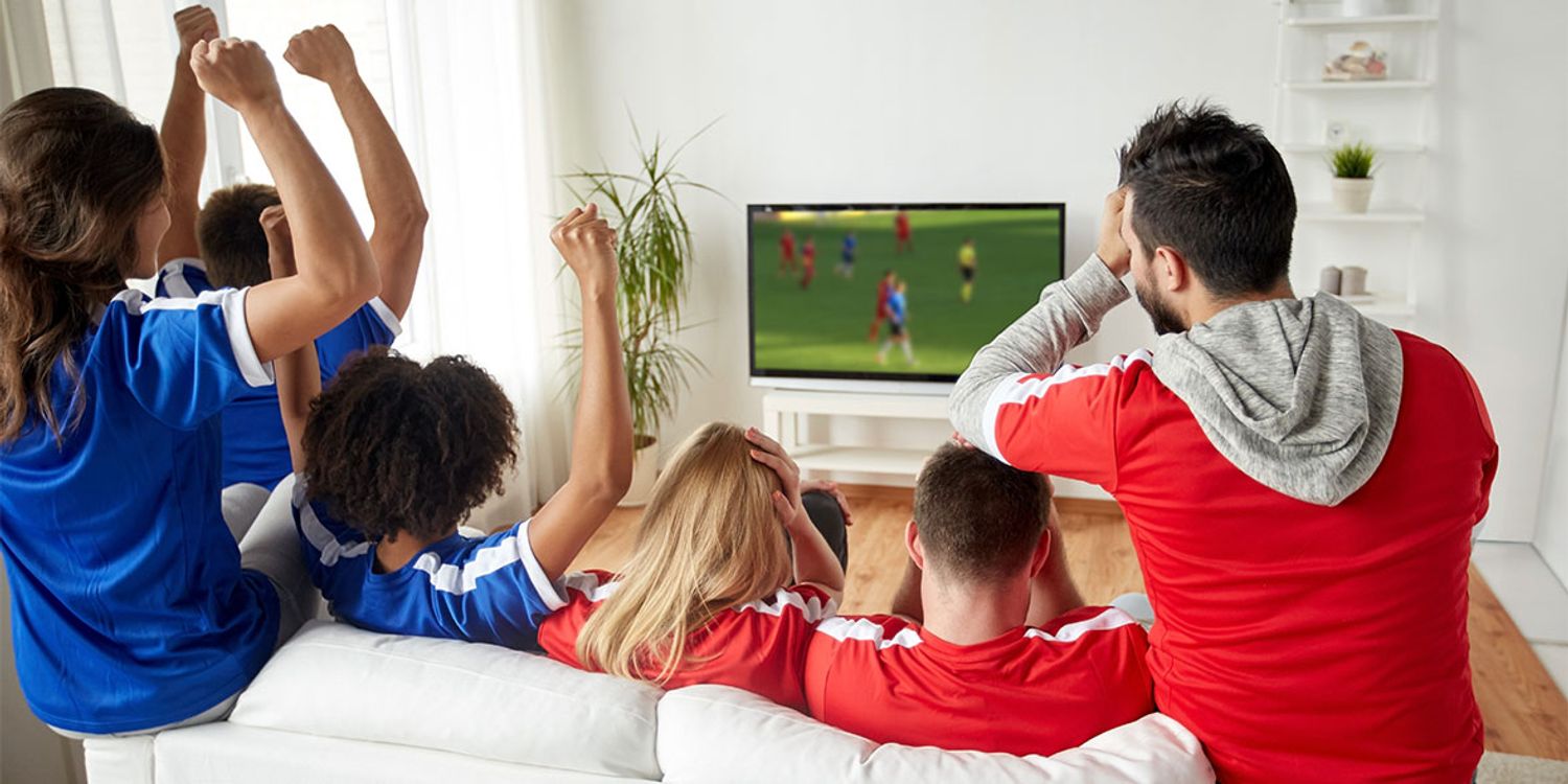 pessoas vendo futebol na tv