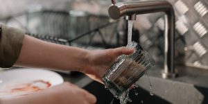 4 técnicas para esterilizar vidros: métodos corretos para reutilizar os potes para conservas