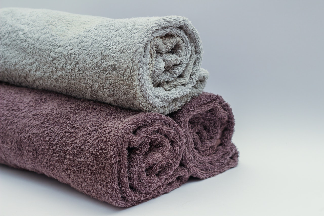 9 jeitinhos para lavar toalhas de banho: aprenda como deixá-las macias como as de hotel
