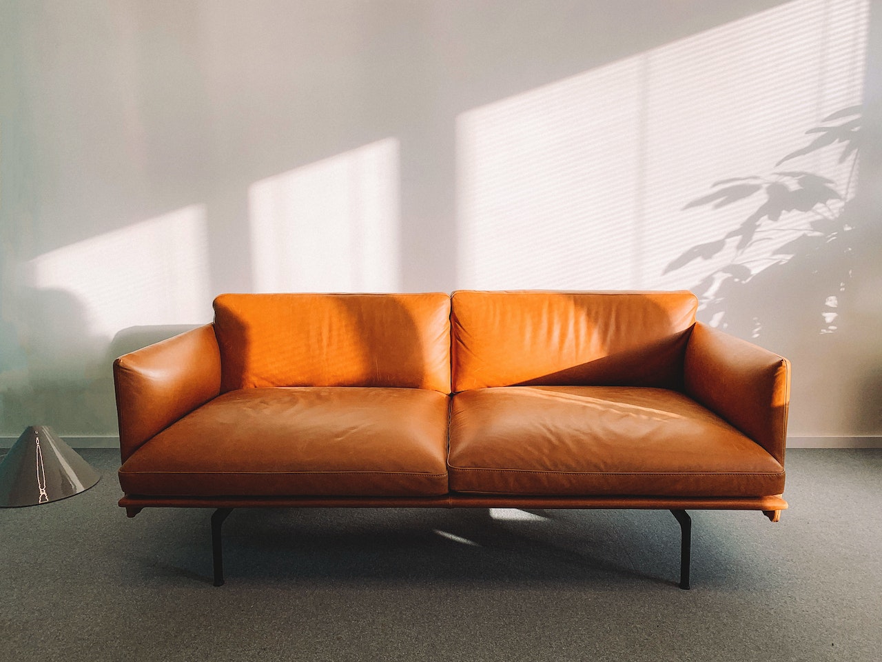 5 vantagens e 4 desvantagens do sofá de couro: leia com ATENÇÃO para decidir se ele vale a pena