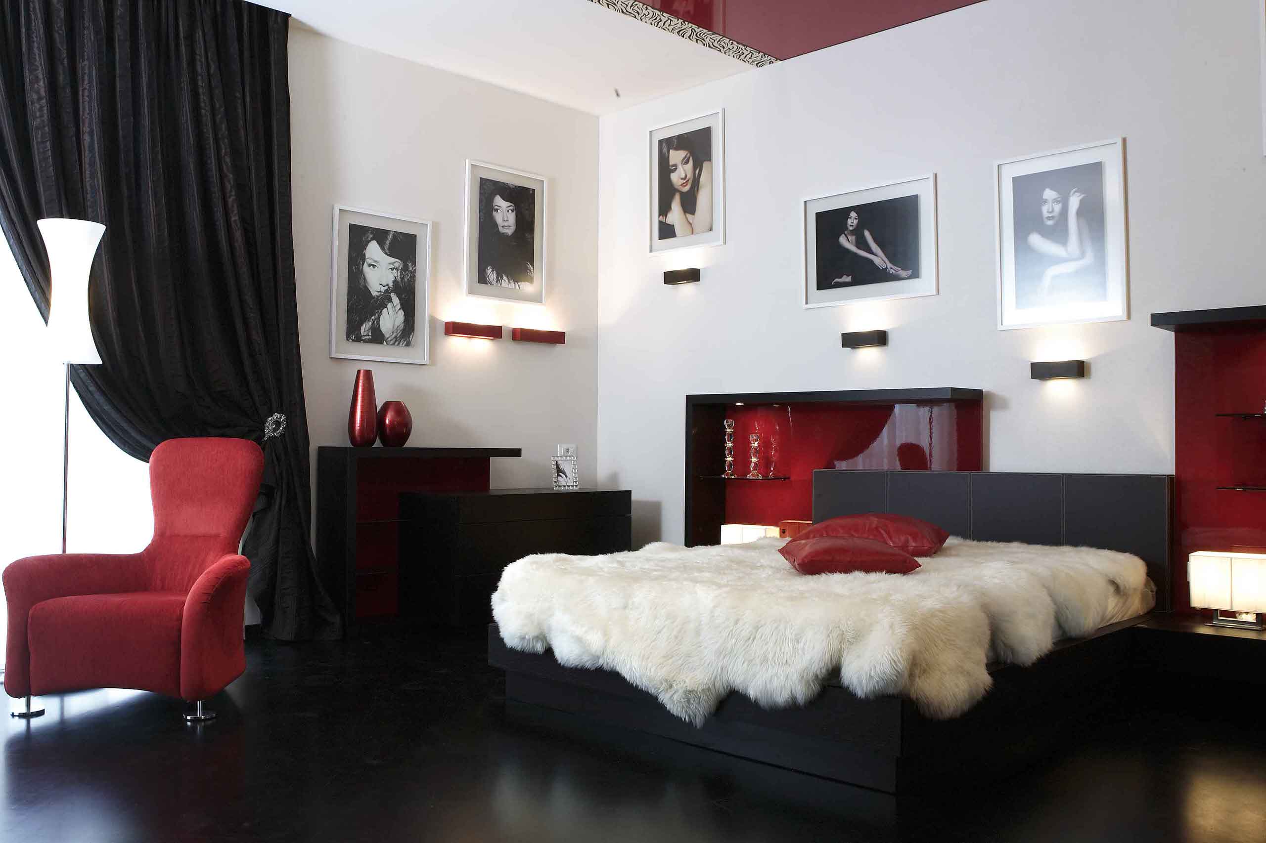 quarto com decoração em preto, branco e vermelho