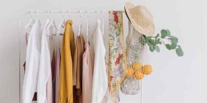 7 ideias para quarto sem guarda-roupa ou armário: entenda como organizar suas roupas gastando pouco
