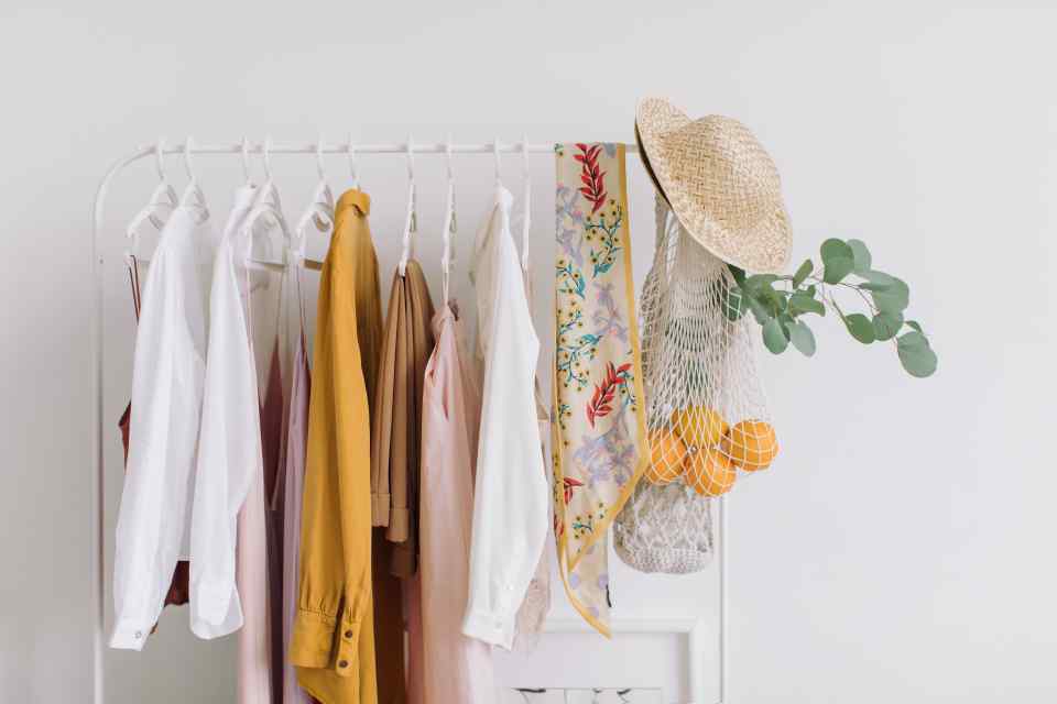 7 ideias para quarto sem guarda-roupa ou armário: entenda como organizar suas roupas gastando pouco