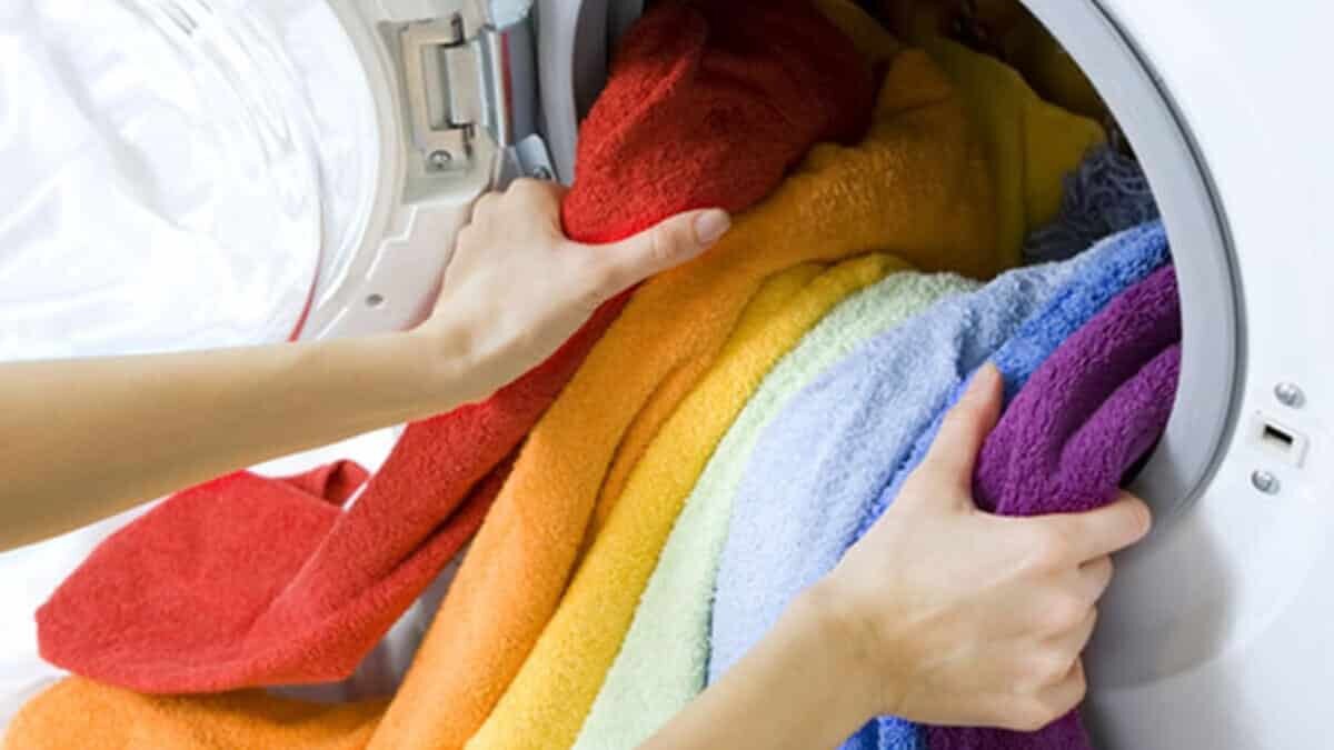 roupas coloridas na máquina de lavar